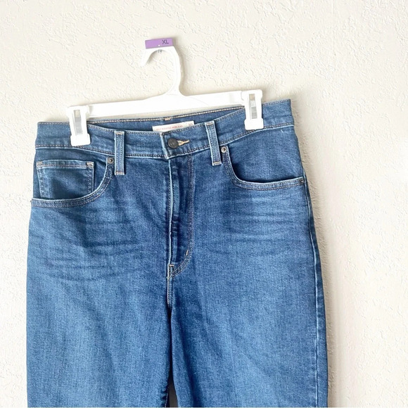 Levi's Jeans Women's 30 High Waisted Mom Jeans in Winter Cloud Wash - Picture 4 of 9